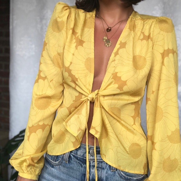 🆕Thora Mustard Yellow Tie Front Puff Sleeve Top - Picture 6 of 8